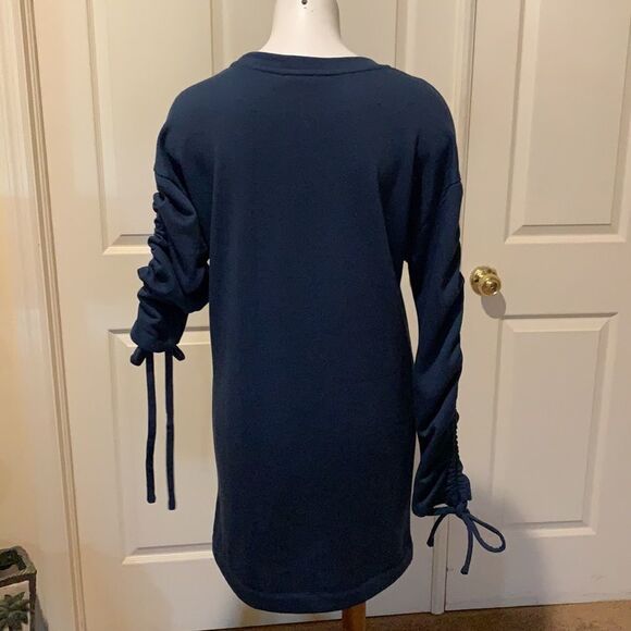Lush dress with adjustable sleeves. - Picture 6 of 11